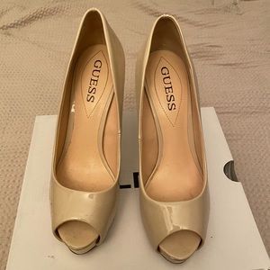 Guess pumps